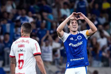 Lucas Silva celebra gol do Cruzeiro sobre o RB Bragantino