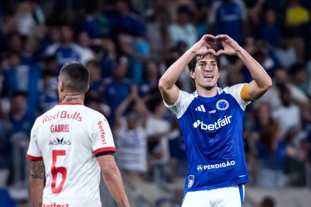 Lucas Silva celebra gol do Cruzeiro sobre o RB Bragantino