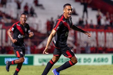 Atlético-GO vence o Londrina por 2 a 1