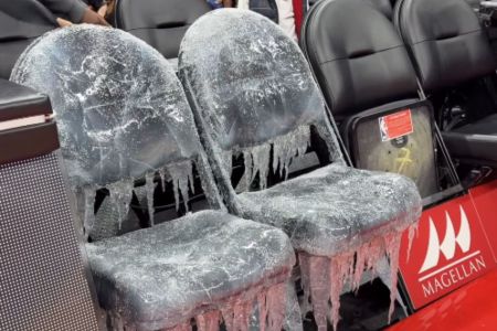 Assentos do jogo do Raptors cobertos de gelo em referência ao novo álbum do cantor Drake