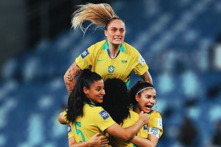 Jogadoras do Brasil comemoram gol sobre a Zâmbia