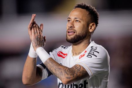 Neymar em ação pelo Santos contra o Deportivo Recoleta