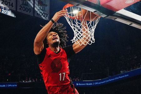 Shaedon Sharpe, destaque do Portland Trail Blazers, dá enterrada em jogo do play-in da NBA