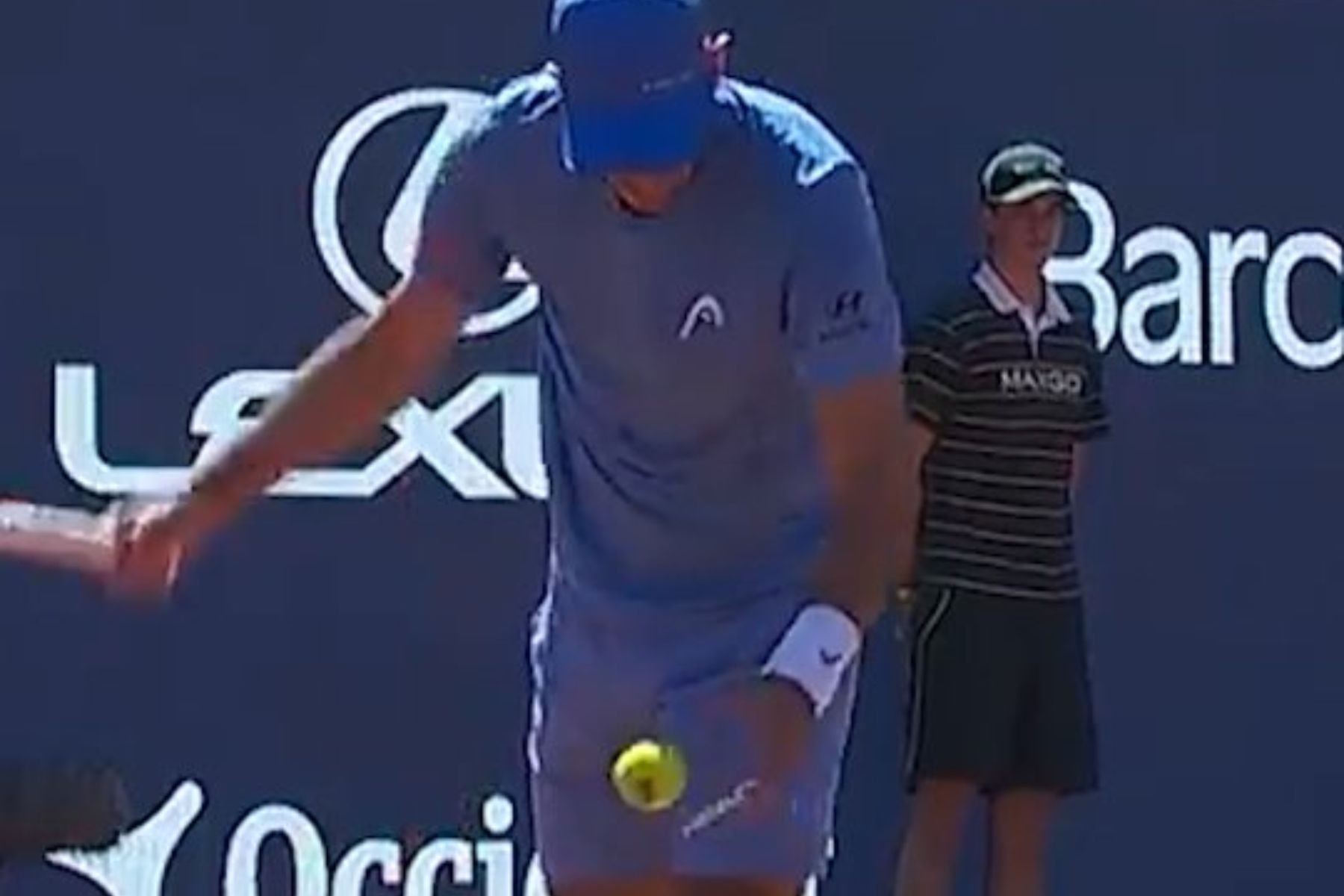 Tenista surpreende com saque por baixo em match point e gera climão em Barcelona