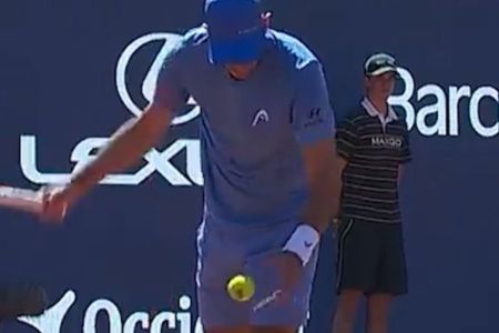 Nuno Borges saca por baixo no ATP 500 de Barcelona