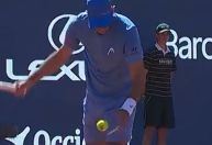 Tenista surpreende com saque por baixo em match point e gera climão em Barcelona