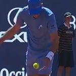 Tenista surpreende com saque por baixo em match point e gera climão em Barcelona