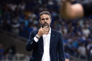 Cruzeiro: técnico português Artur Jorge reflete sobre jogadores criticados e aponta necessidade