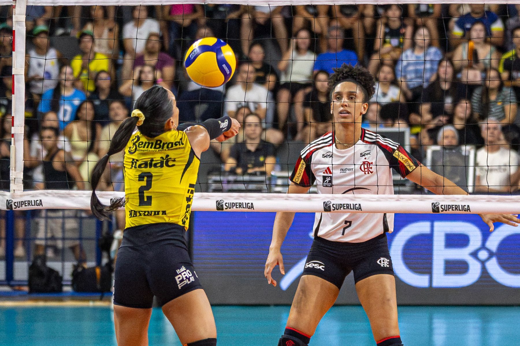 Praia Clube visita Flamengo para garantir vaga na final da Superliga Feminina