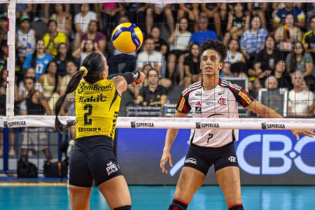 Jogo entre Praia Clube e Sesc Flamengo pela semifinal da Superliga