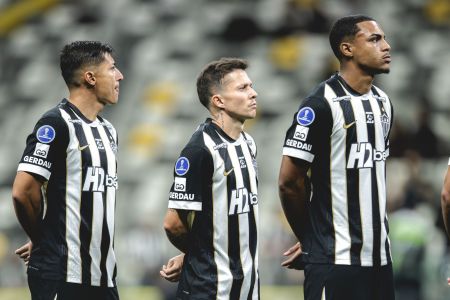 Time do Atlético perfilado antes de jogo para a Copa Sul-Americana