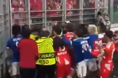 Briga entre jogadores do Strasbourg e Mainz, pela Conference League
