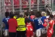 Jogo da Conference League tem briga após comemoração com bandeirinha de escanteio