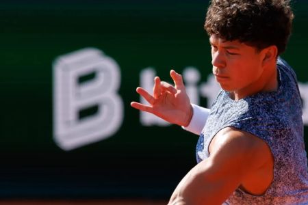 Ben Shelton, em jogo contra João Fonseca