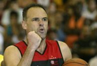 Oscar Schmidt realizou sonho de jogar com o filho no Flamengo; relembre