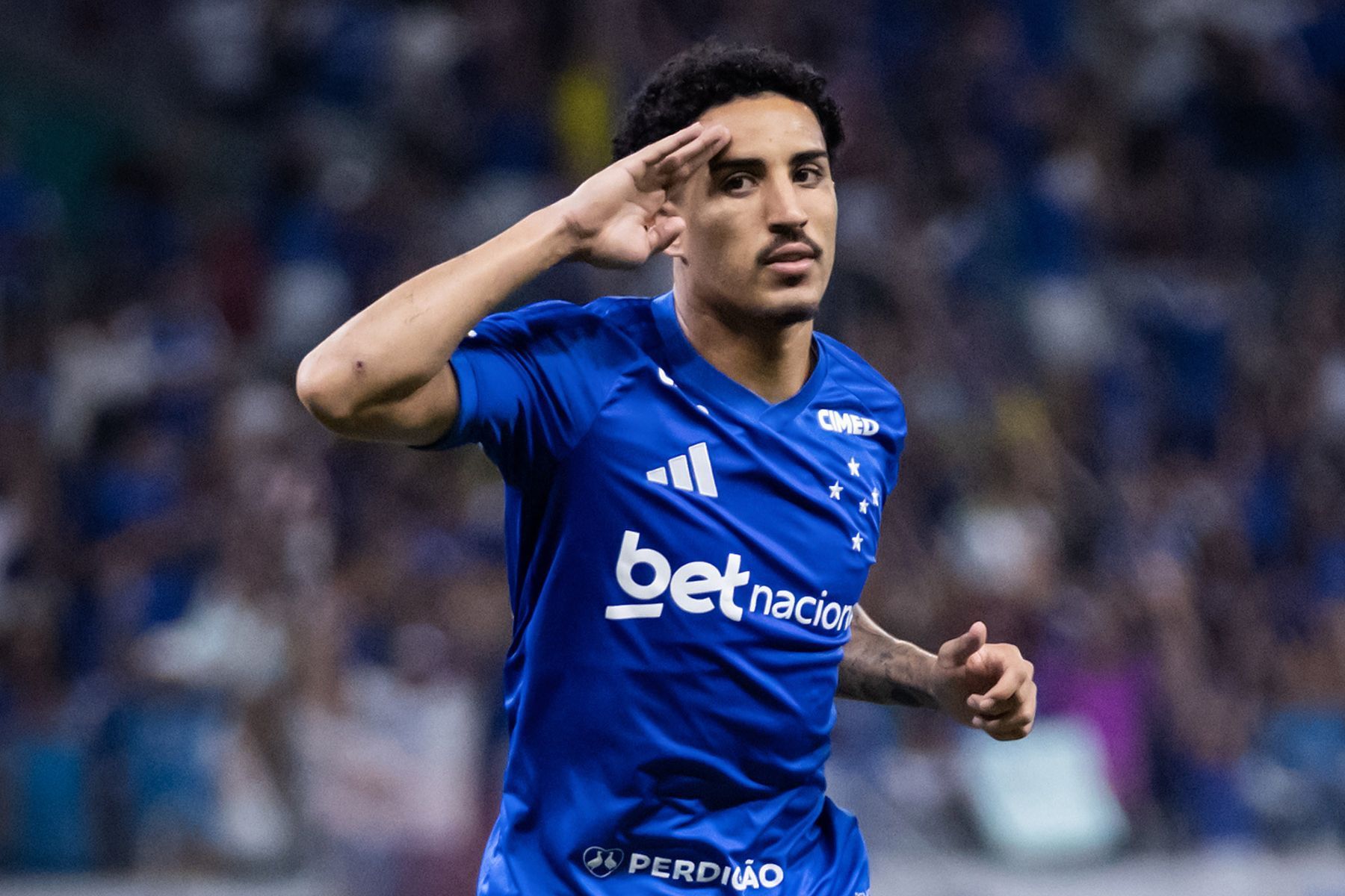 Artilheiro do Cruzeiro na Série A completa 23º jogo seguido e impressiona em 2026
