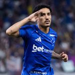 Artilheiro do Cruzeiro na Série A completa 23º jogo seguido e impressiona em 2026