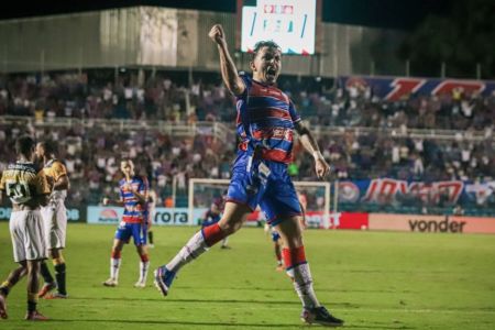 Ryan comemorando gol pelo Fortaleza