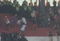 Superclássico paraguaio é suspenso após batalha campal entre torcedores e polícia