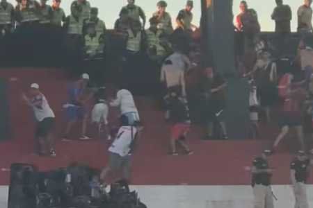 Briga entre torcedores e polícia em jogo do Cerro Porteño e Olímpia