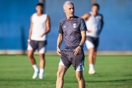 Luís Castro em treino pelo Grêmio