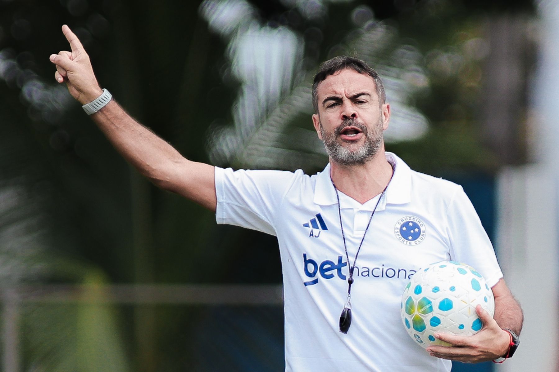 Escalação do Cruzeiro: Artur Jorge surpreende e muda goleiro contra o Goiás