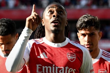 Eze celebra gol pelo Arsenal contra o Newcastle