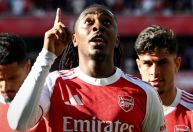 Arsenal vence Newcastle, alivia pressão e reassume liderança da Premier League
