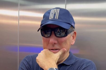 John Textor assiste jogo do Botafogo na arquibancada do Mané Garrincha