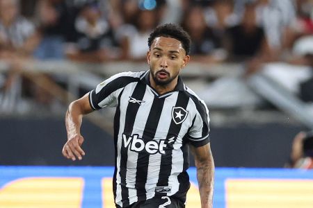 Vitinho, lateral-direito do Botafogo, sonha com a Copa do Mundo