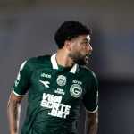 Ex-Cruzeiro, meia do Goiás sofre lesão e deve perder decisão na Copa do Brasil