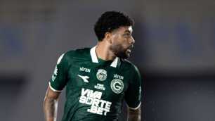 Ex-Cruzeiro, meia do Goiás sofre lesão e deve perder decisão na Copa do Brasil