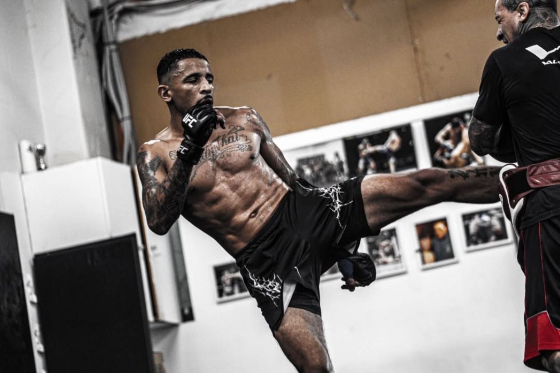 Carlos Prates quer derrubar mais um ex-campeão em busca de feito inédito no UFC