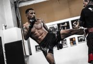 Carlos Prates quer derrubar mais um ex-campeão em busca de feito inédito no UFC