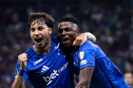 Kaio Jorge e Néiser celebram gol do Cruzeiro sobre o Boca Juniors • Gustavo Aleixo/Cruzeiro