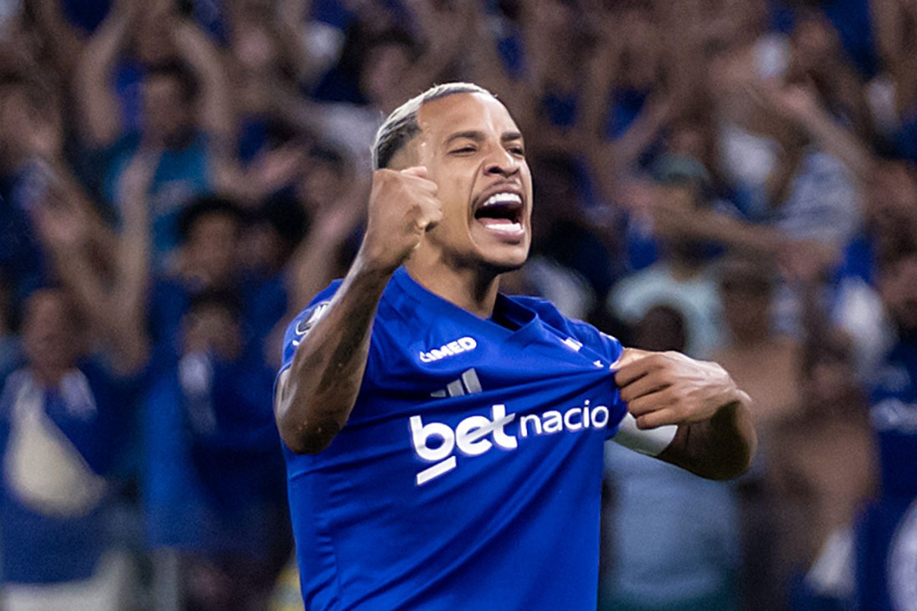 Cartão, drible e mais: Matheus Pereira leva a melhor em duelo com astro do Boca