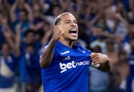 Cartão, drible e mais: Matheus Pereira leva a melhor em duelo com astro do Boca