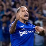 Cartão, drible e mais: Matheus Pereira leva a melhor em duelo com astro do Boca
