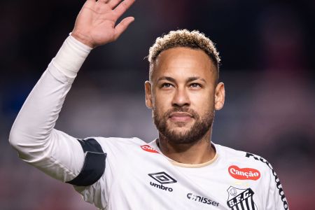 Neymar em ação pelo Santos contra o San Lorenzo