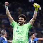 Cruzeiro fecha novo contrato com Otávio e fixa multa de R$ 603 milhões