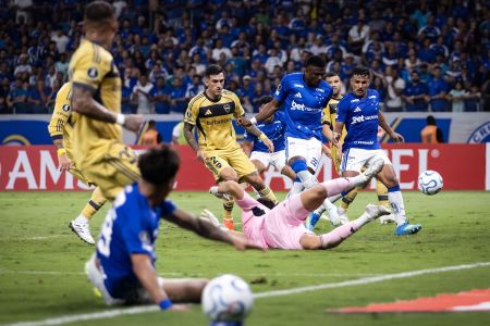 Neiser Vilarreal faz o gol do Cruzeiro contra o Boca Juniors no Mineirão
