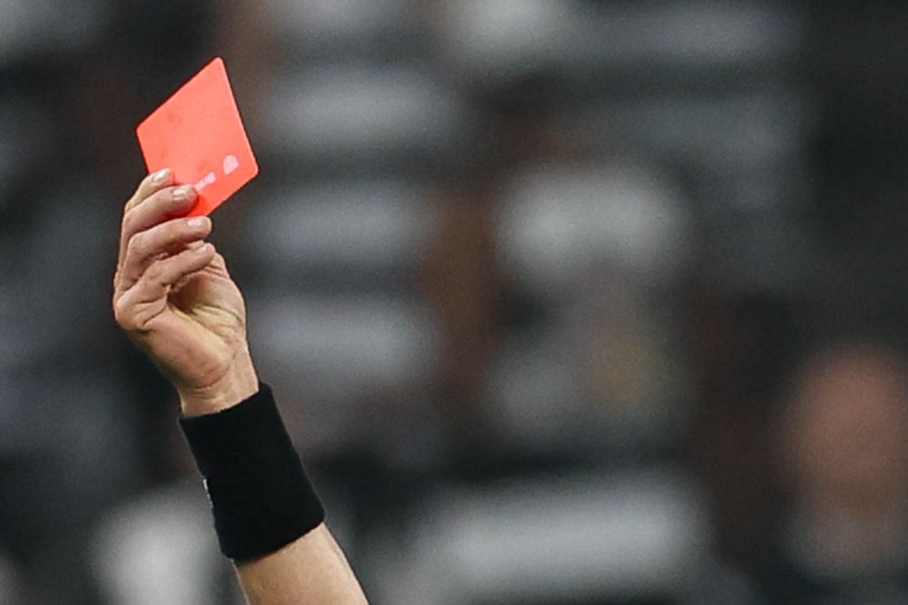 Jogador do Cruzeiro recebe vermelho contra Católica e tem segunda expulsão consecutiva