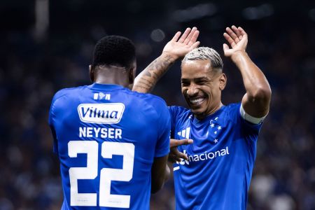 Matheus Pereira comemora gol do Cruzeiro com Néiser Villarreal • Gustavo Aleixo/Cruzeiro
