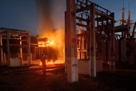 Chamas atingiram um transformador de energia