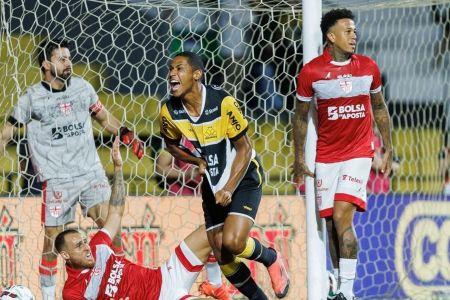 Bruno Alves comemora gol do Criciúma sobre o CRB
