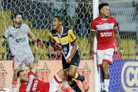 Bruno Alves comemora gol do Criciúma sobre o CRB