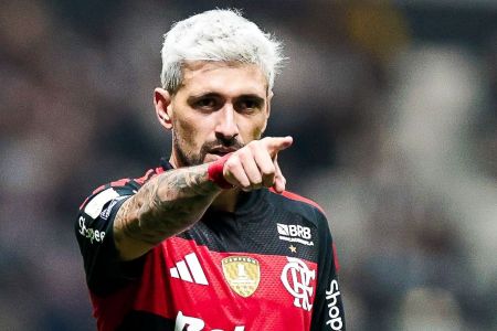 Arrascaeta comemora gol do Flamengo sobre o Atlético