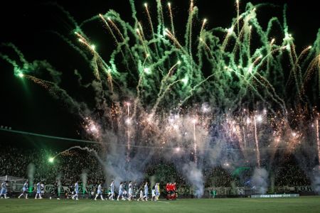 Torcida do Goiás faz festa em jogo no Serra Dourada