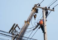 Operário sobrevive após choque de 13,8 mil volts em MG; saiba como se proteger