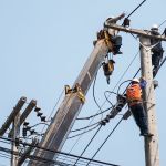 Operário sobrevive após choque de 13,8 mil volts em MG; saiba como se proteger